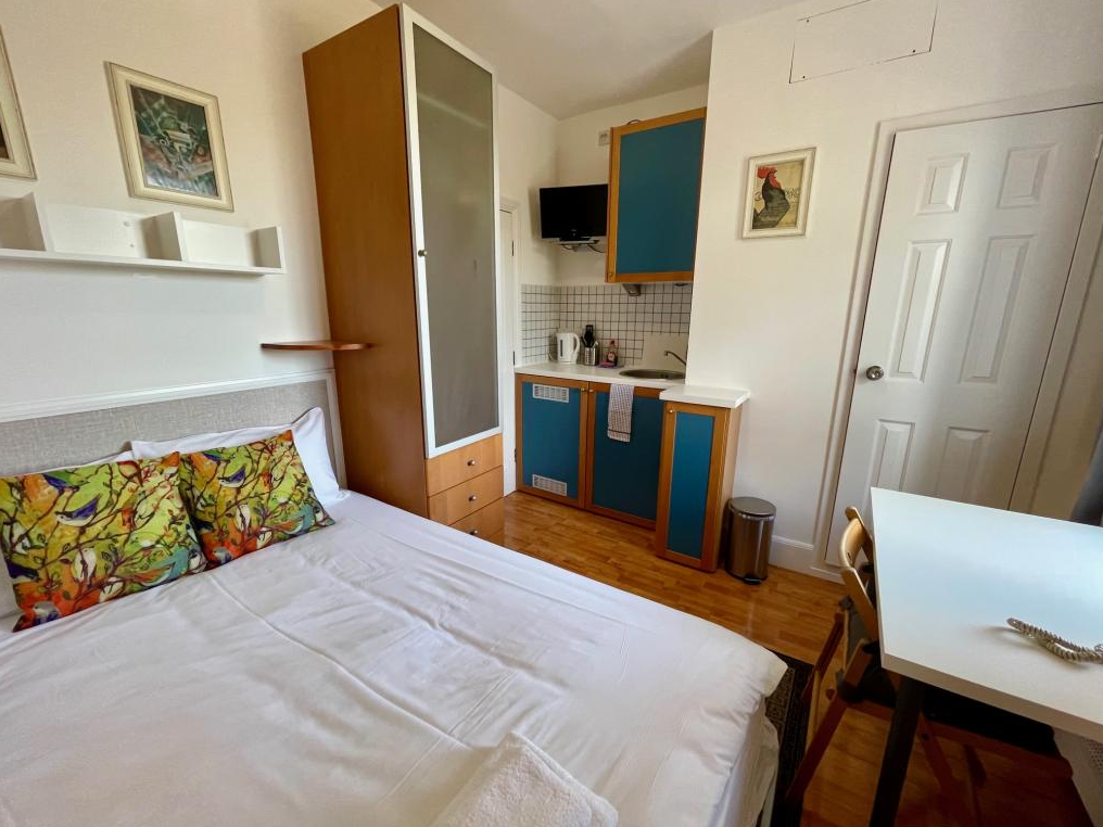 Property photo 1 of 8 Studio To Rent