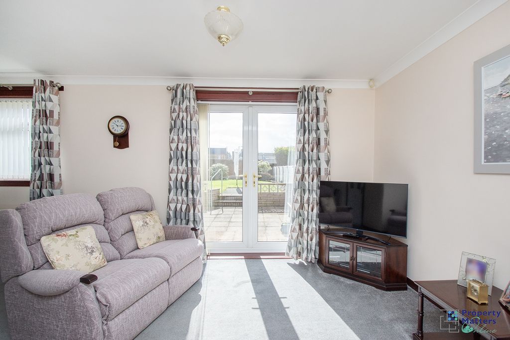 Property photo 3 of 22 Lounge