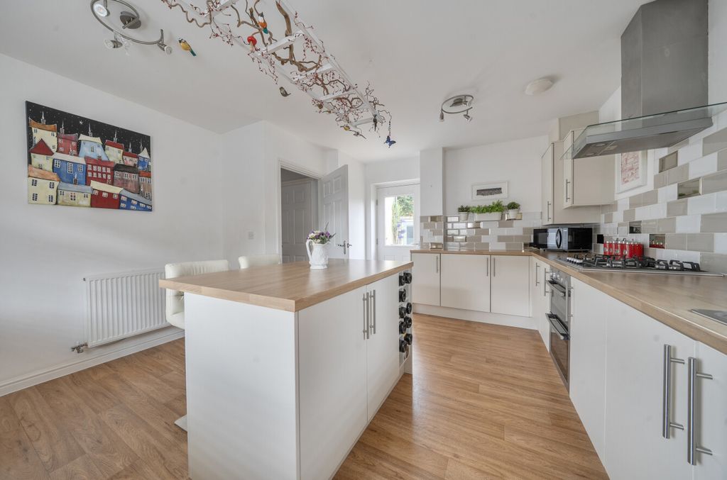 Property photo 3 of 25 1472913-10-6A230B...