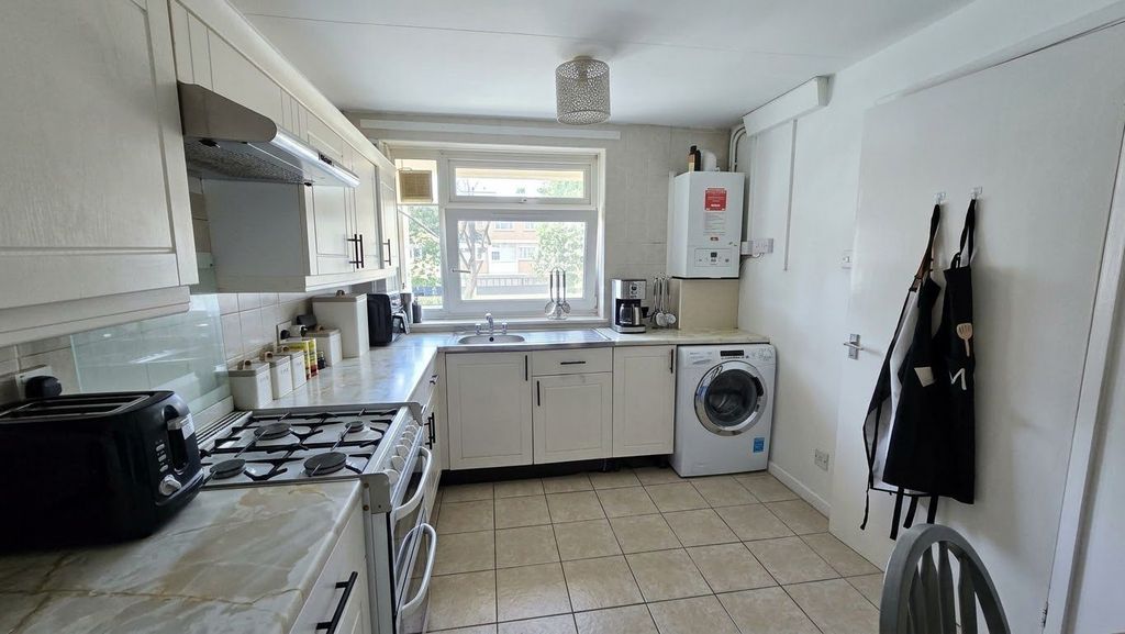 Property photo 1 of 7 3 Bedroom Maisonette In Mile End