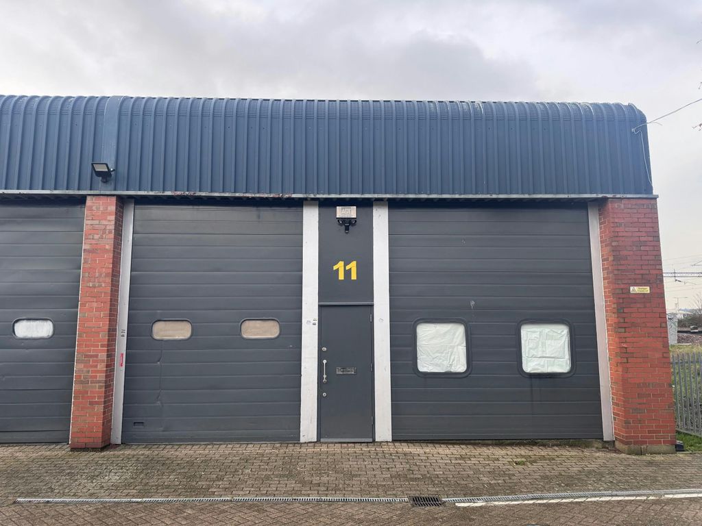 Property photo 1 of 17 11 Hawthorn Centre (1).Jpg