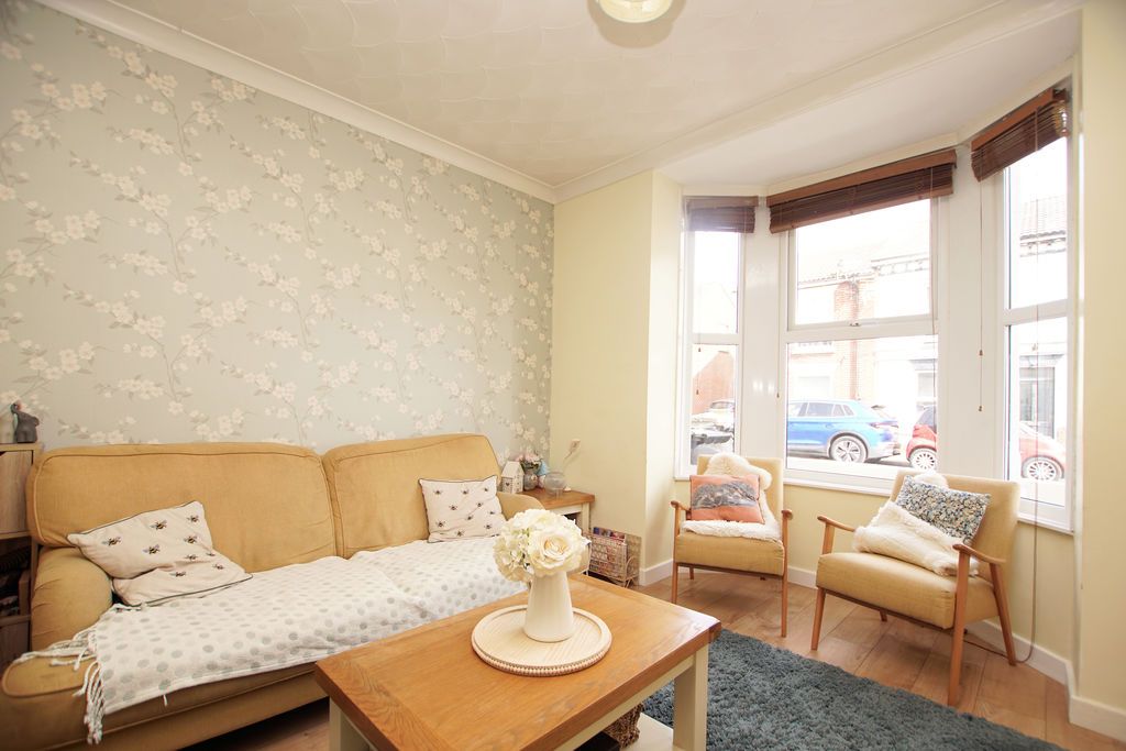 Property photo 3 of 21 Lounge 2