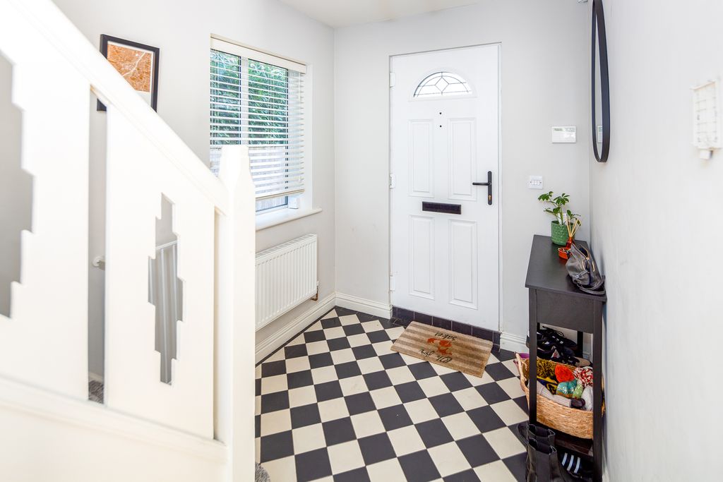 Property photo 3 of 27 Entrance Hall