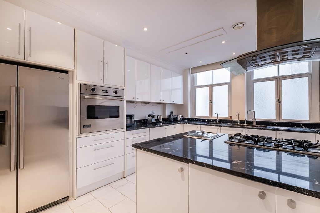 Property photo 3 of 17 Kitchen
