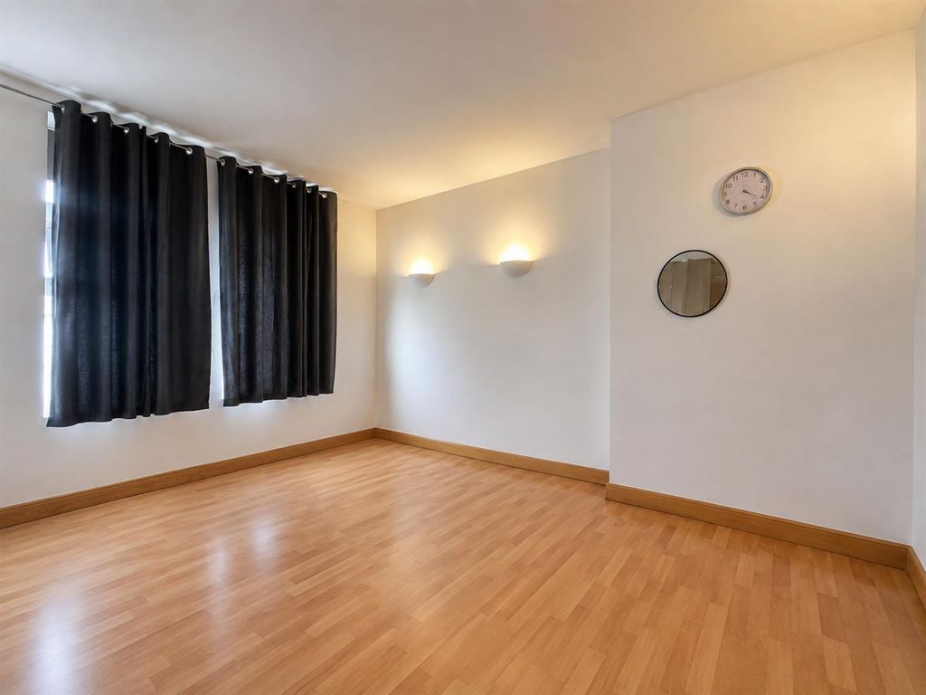 Property photo 1 of 10 Main Room