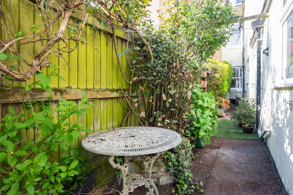 Property photo 2 of 26 Courtyard