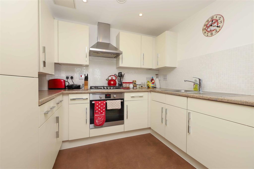 Property photo 3 of 11 Kitchen