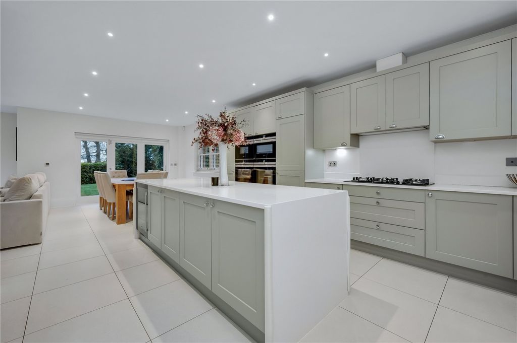 Property photo 3 of 12 Kitchen