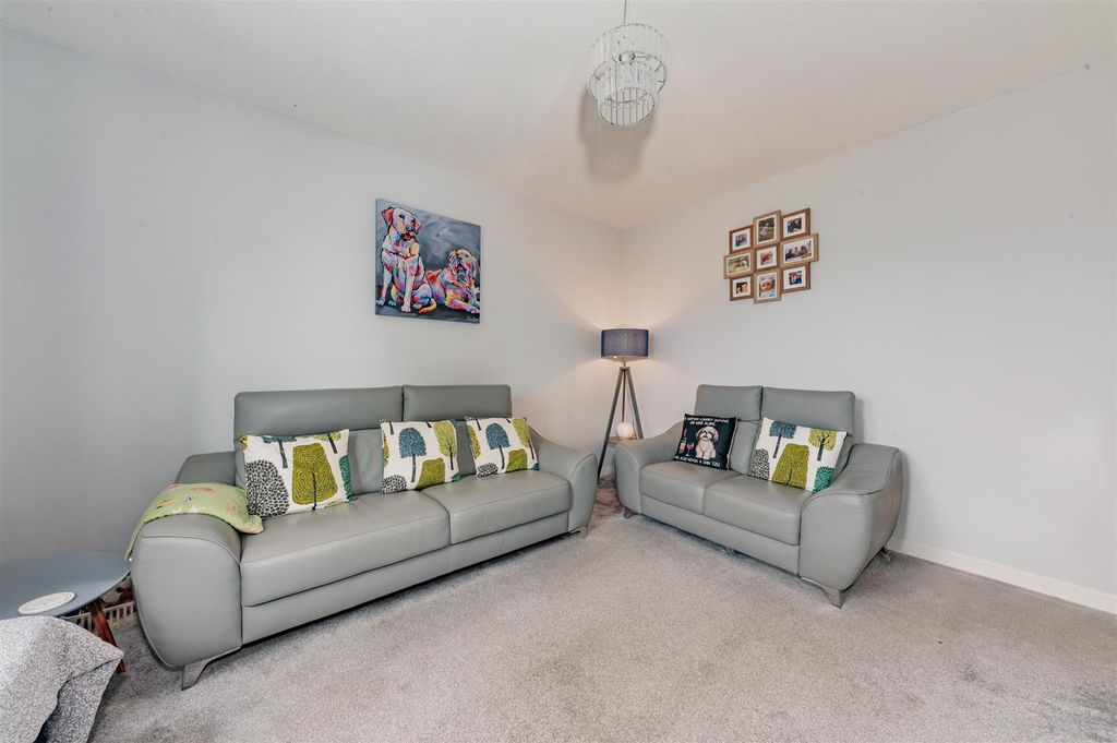 Property photo 3 of 11 51 Glenmarkie Terrace Dundee-10.Jpg