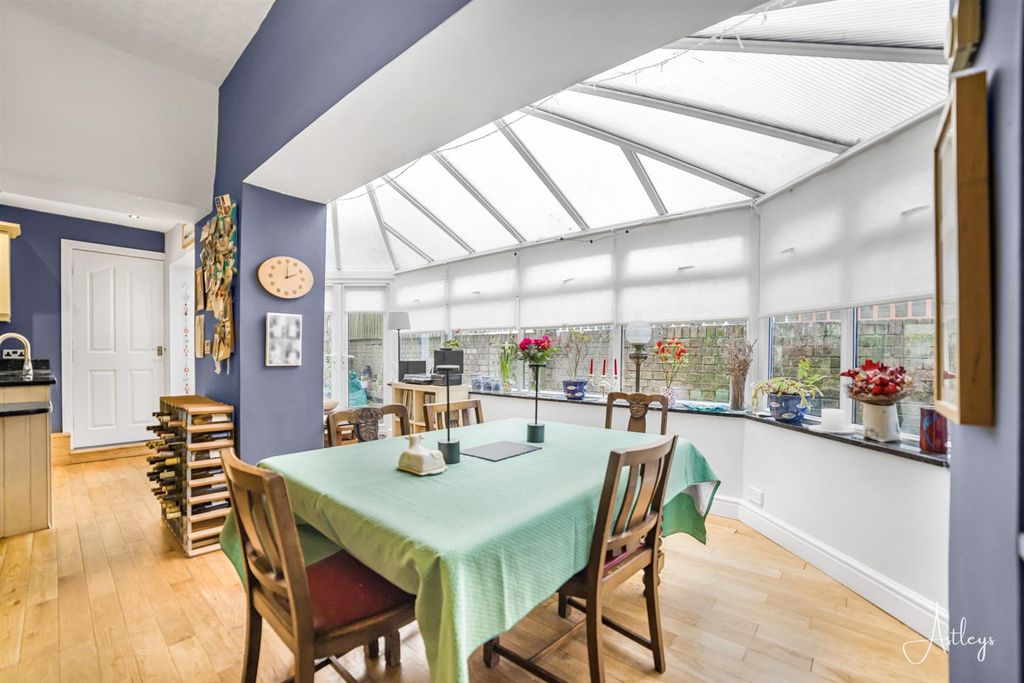Property photo 3 of 30 Kitchen/Breakfast Room