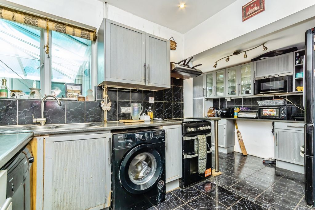 Property photo 2 of 19 Kitchen