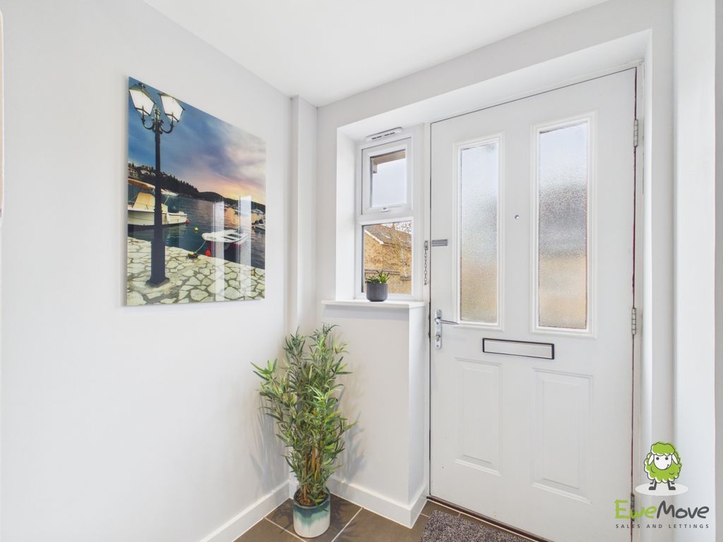 Property photo 2 of 14 Ewemove Estate Agents Basingstoke - Brockham Grang