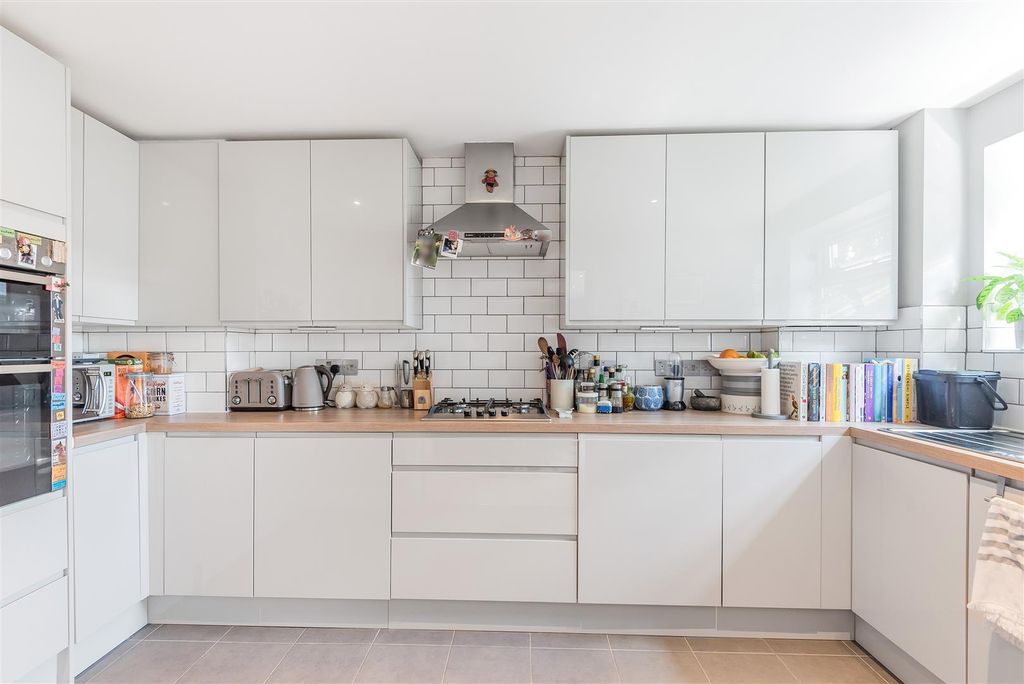 Property photo 2 of 12 5 Drummond Court - Kitchen.Jpg