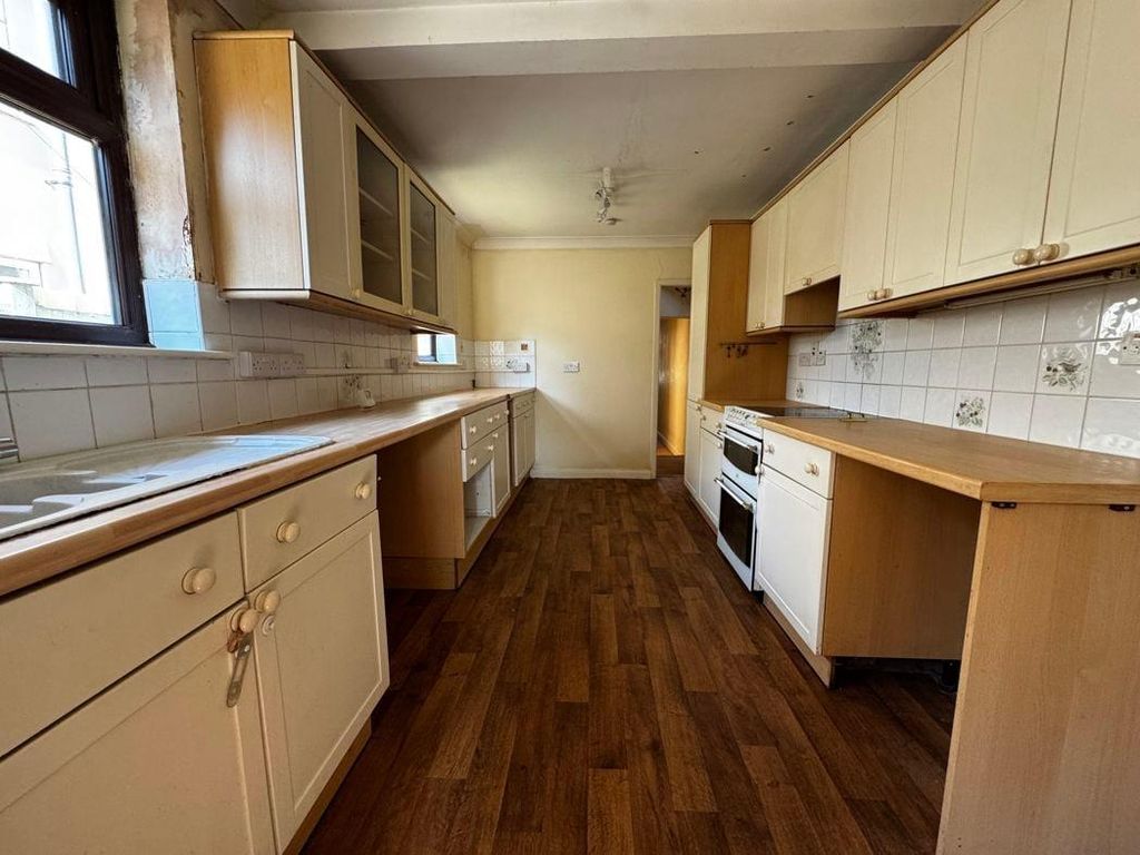 Property photo 3 of 14 Kitchen
