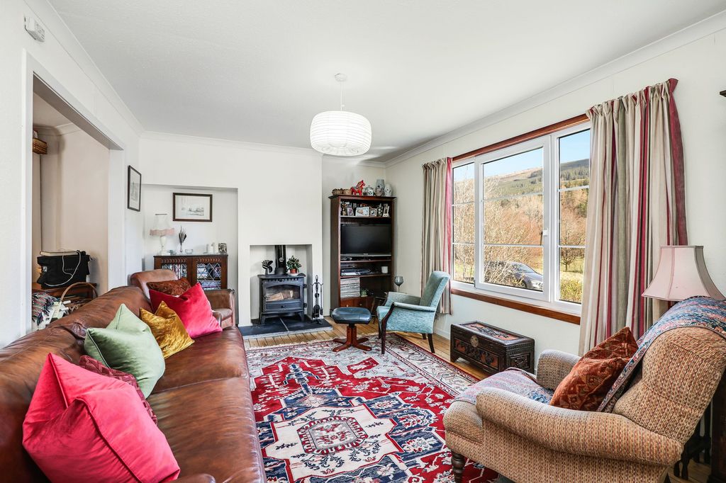 Property photo 2 of 18 Sitting Room