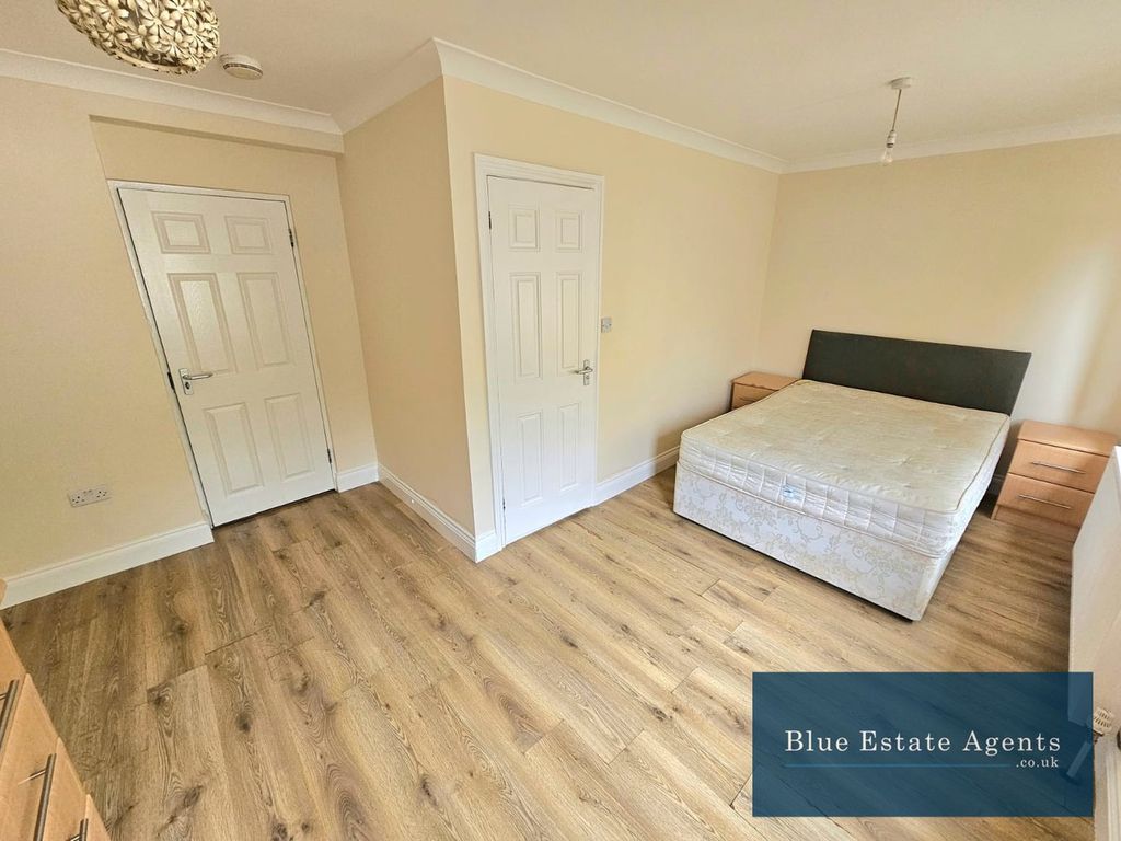 Property photo 3 of 10 Master Bedroom