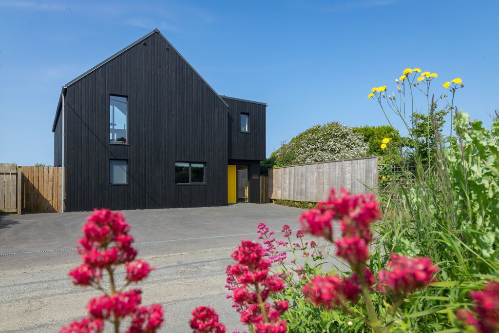 Property photo 2 of 27