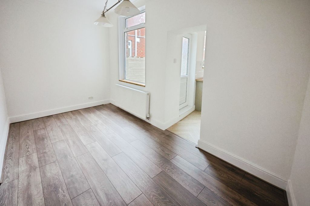 Property photo 3 of 8 Pbox-Img.Jpg