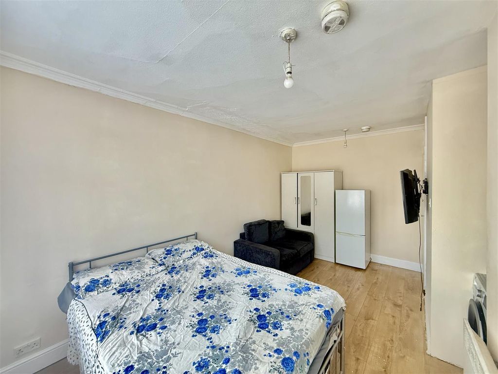Property photo 3 of 6 Room