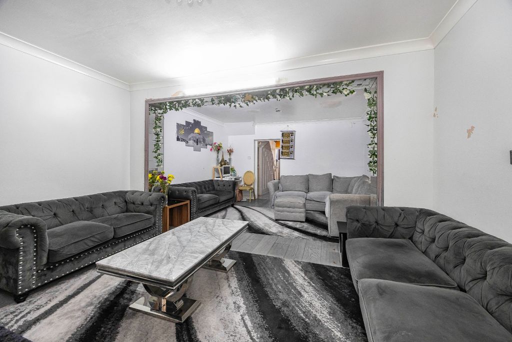 Property photo 2 of 8 3298075