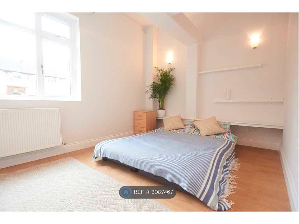 Property photo 3 of 7 v Quiet Bedroom (Table, Bed And Rug Not Included)