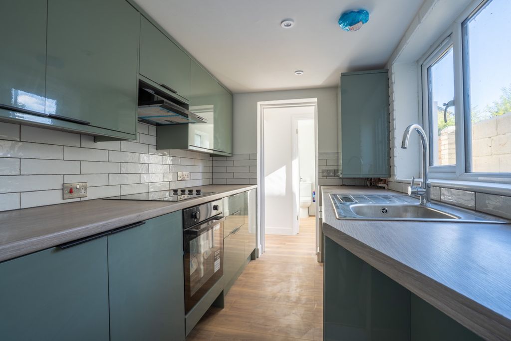 Property photo 3 of 18 4590342