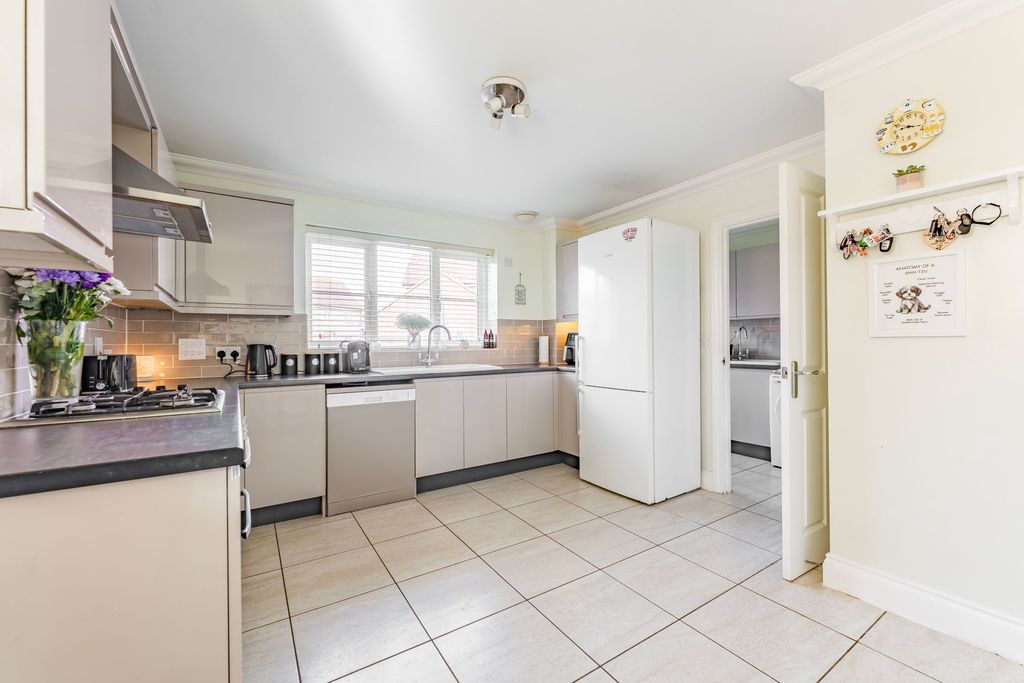 Property photo 3 of 27