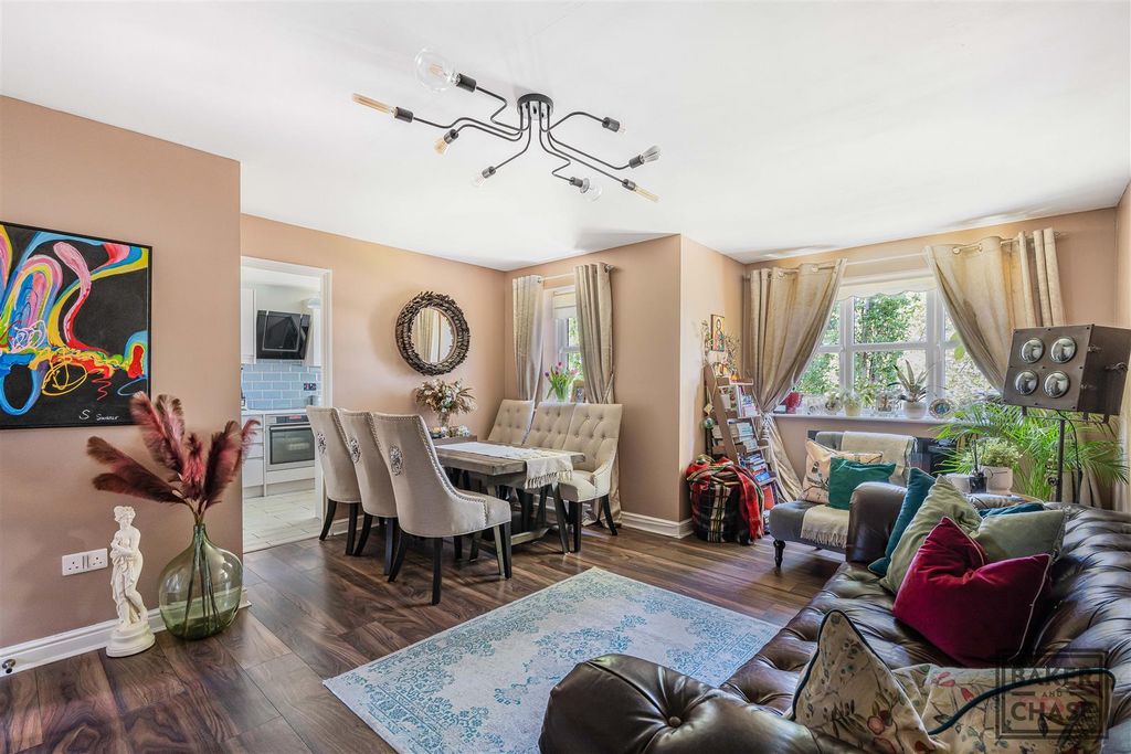 Property photo 2 of 16 Lounge