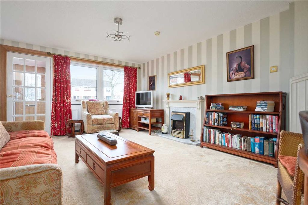 Property photo 2 of 12 Lounge