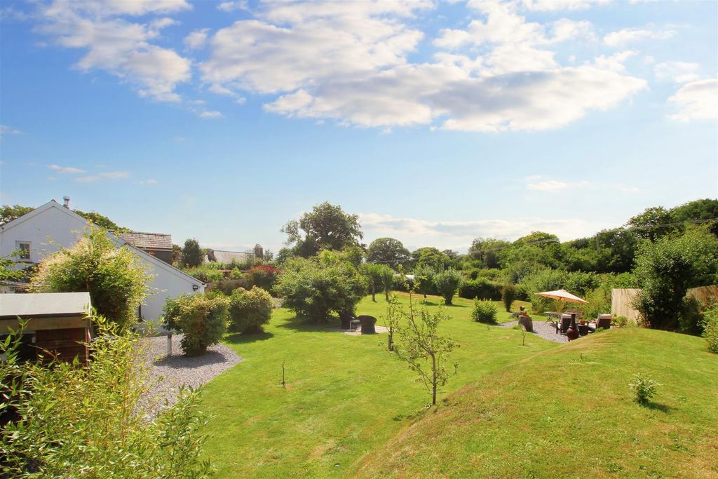 Property photo 3 of 70 Rear Garden In The Summer