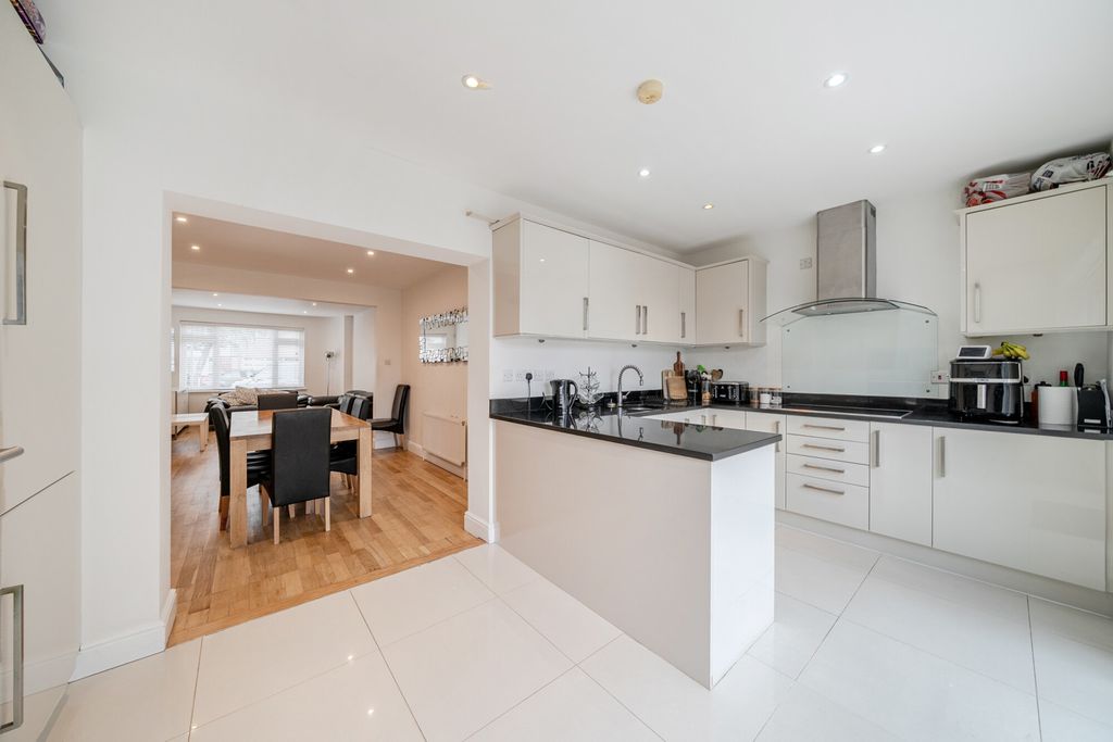 Property photo 2 of 20 1407808-7-698A2d8...