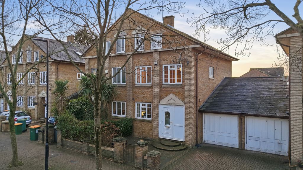 Property photo 1 of 28 Spacious 4 Bed, 2 Bath Semi-Detached House