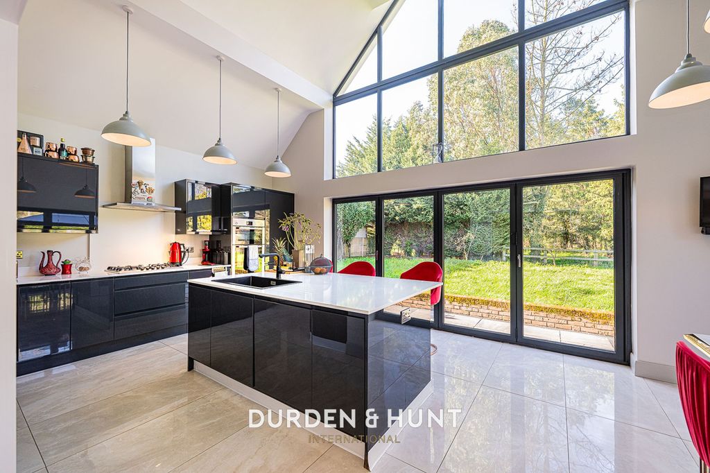 Property photo 2 of 39