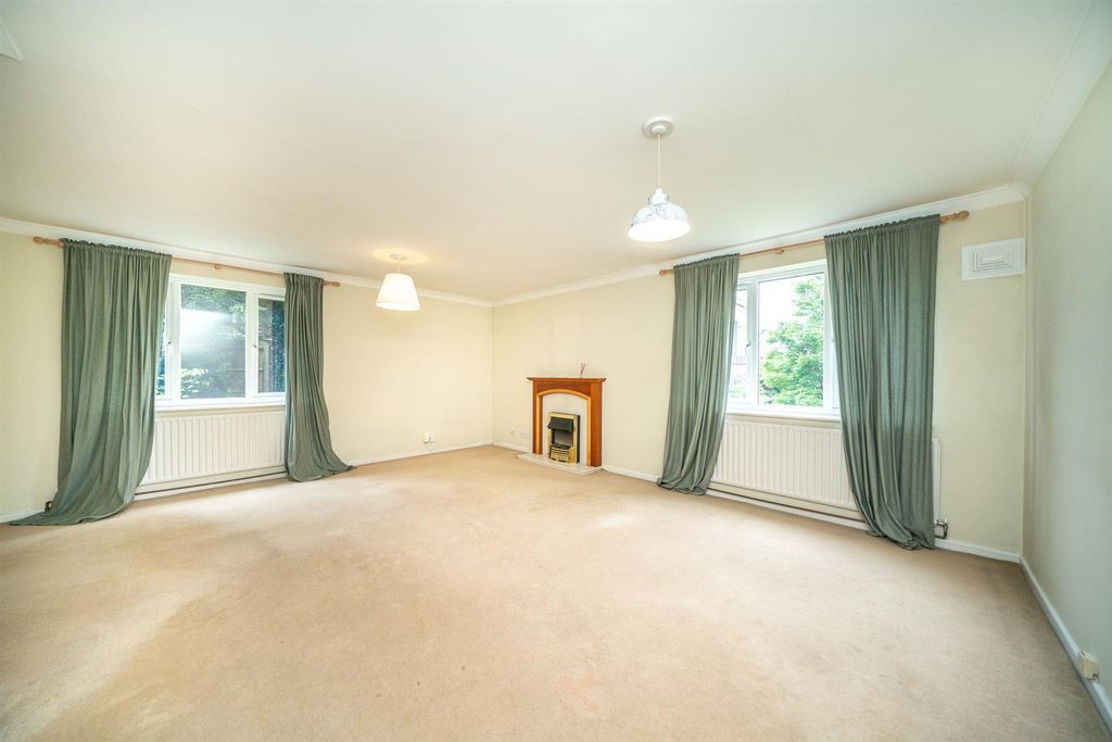 Property photo 2 of 17 27-Christchurch-Close-1010.Jpg