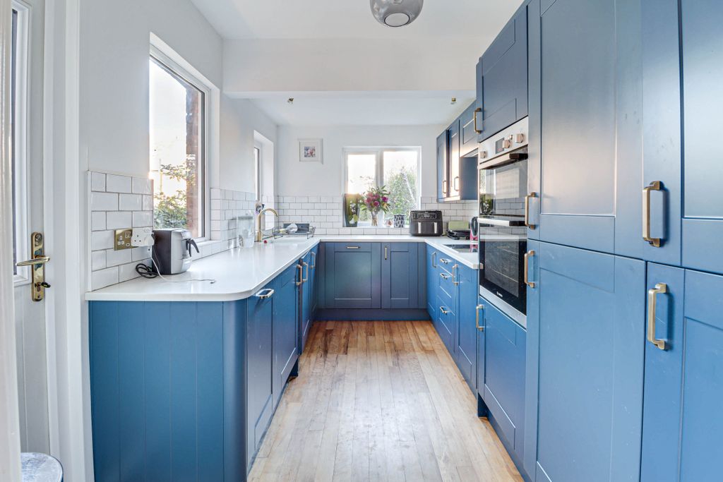 Property photo 3 of 19 Kitchen