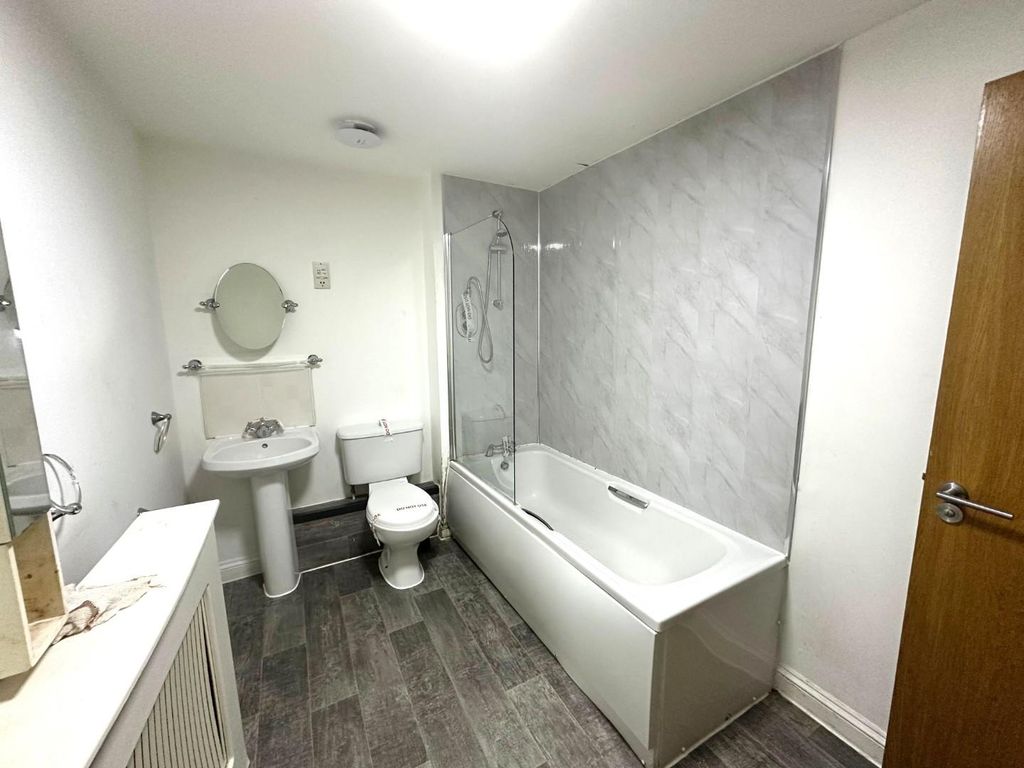 Property photo 3 of 7 4 Park Mews Bathroom 1.Jpeg