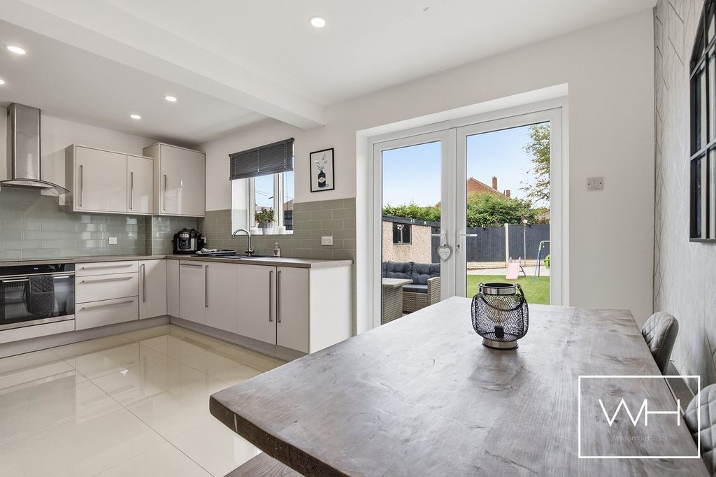 Property photo 3 of 20 16 Pembroke Rise, Cusworth 06