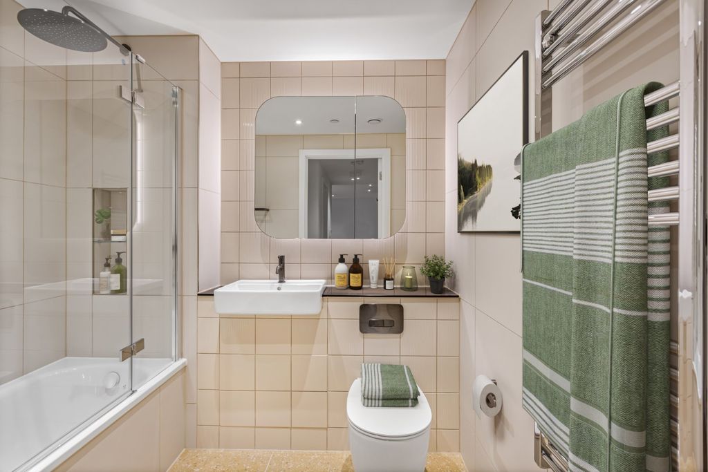 Property photo 2 of 17 Bathroom