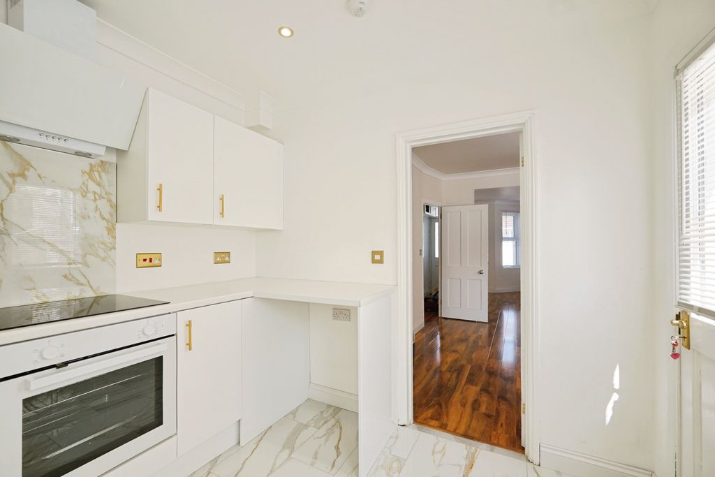 Property photo 2 of 32