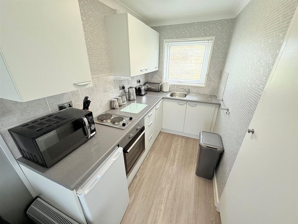 Property photo 2 of 8 Kitchenette