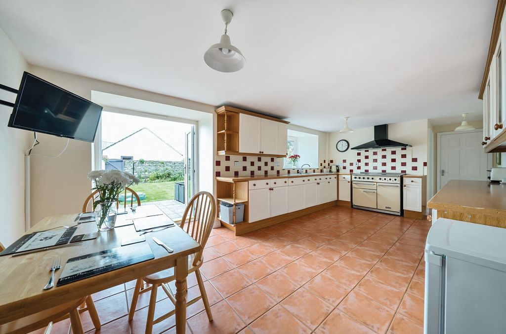 Property photo 3 of 22 Kitchen/Dining Room