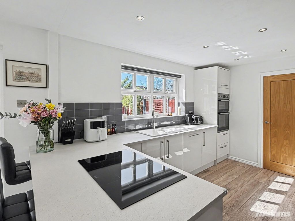 Property photo 2 of 33