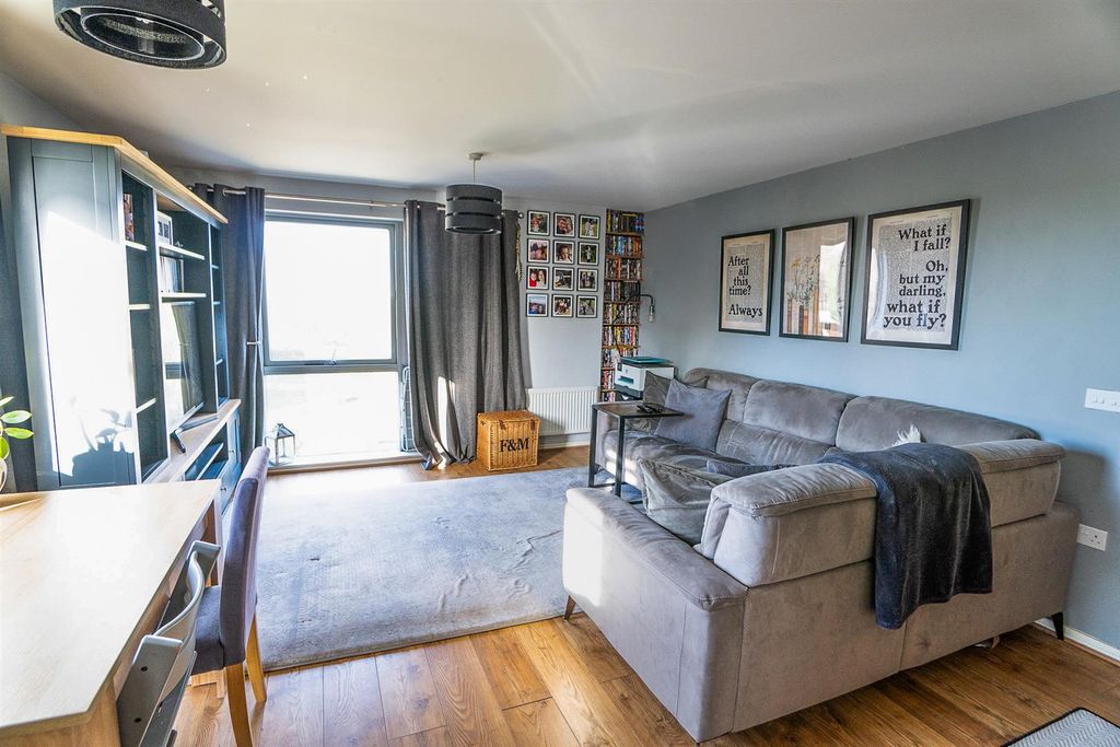 Property photo 2 of 17 Lounge