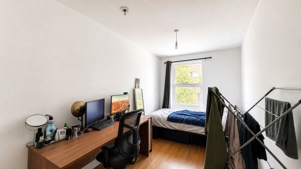Property photo 1 of 6 Bright Bedroom With Large Desk And Natural Light...