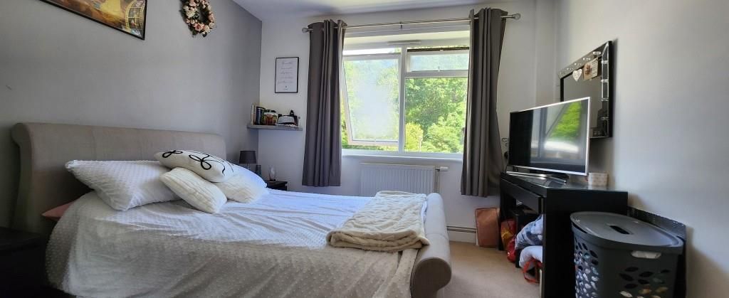 2 bed flat for saleBluebells, Dorking RH4 photo 4