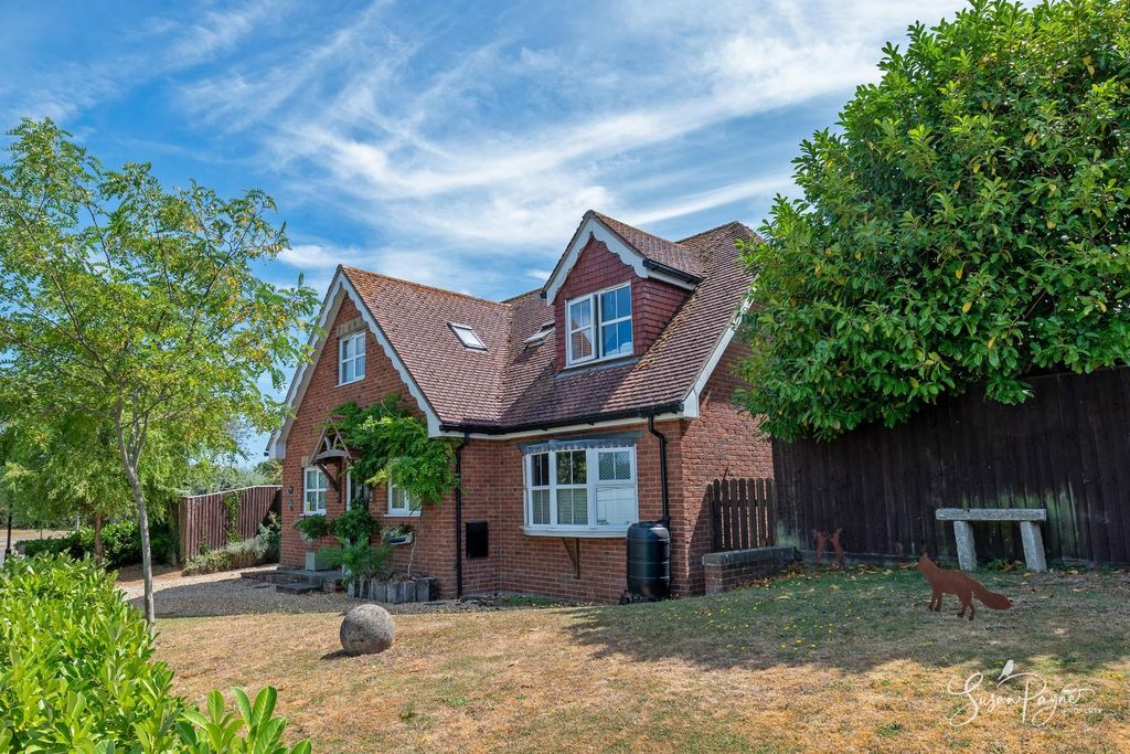 Property photo 1 of 32 Fox Cottage