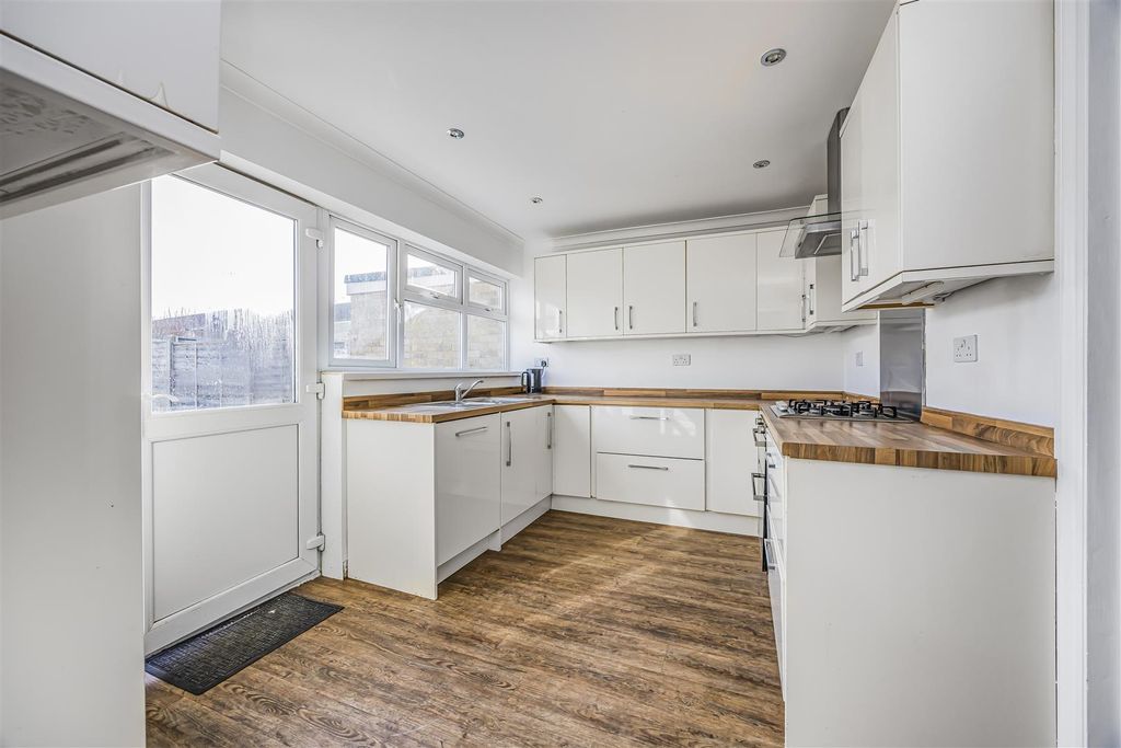 Property photo 2 of 25 29 Rowan Road, Havant-Porticomarketing-O'hara-20.J