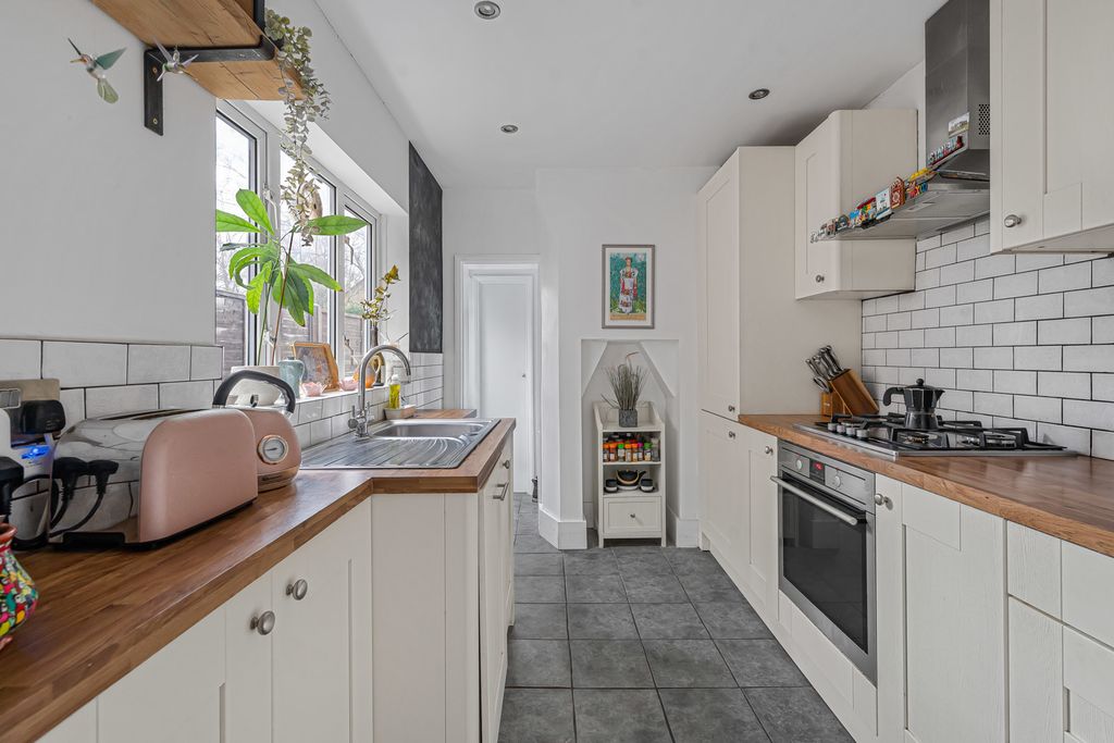 Property photo 3 of 23 Kitchen