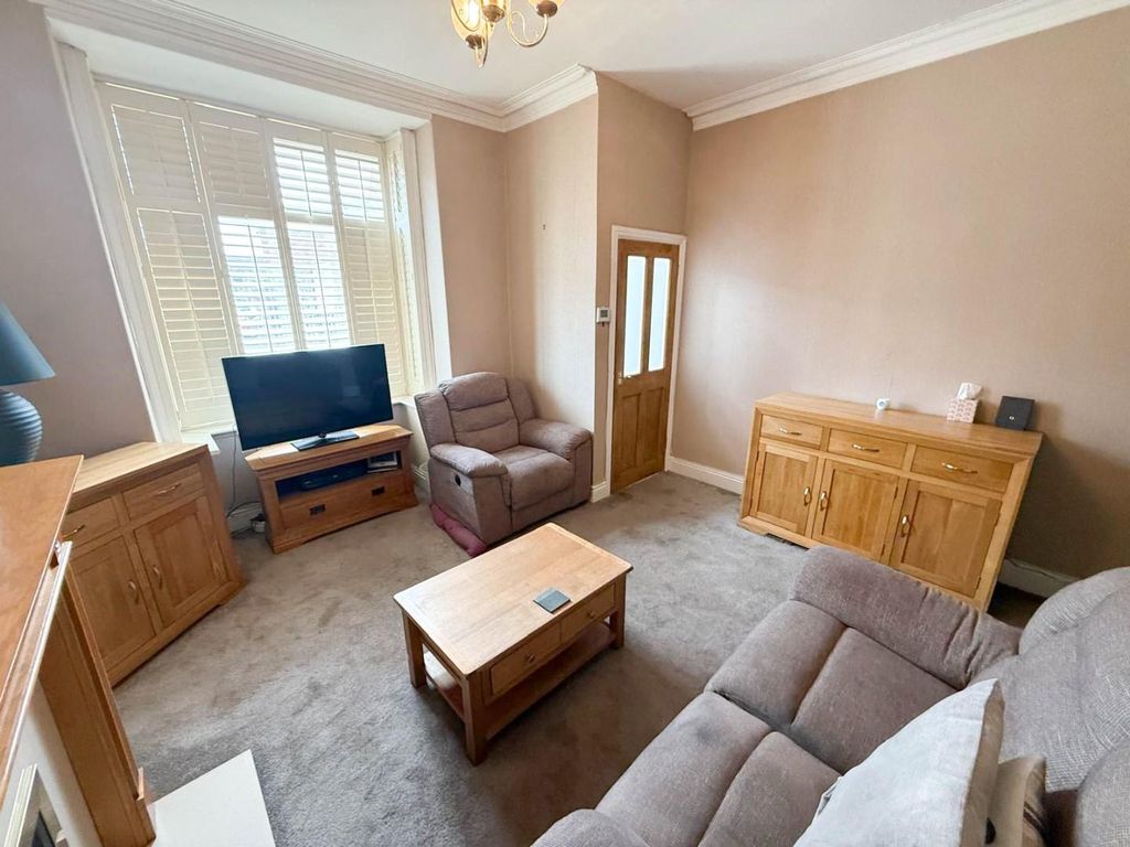 Property photo 3 of 21 Lounge