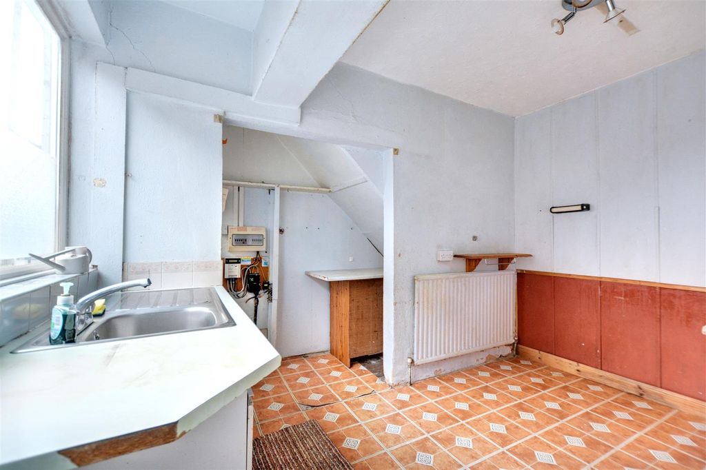 Property photo 3 of 19 Kitchen